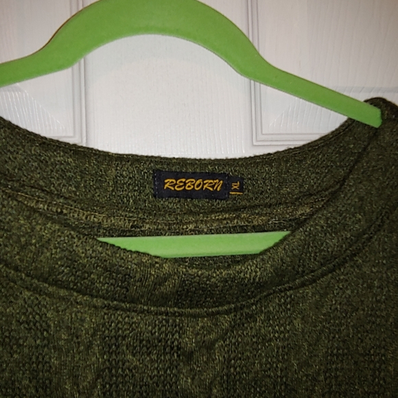 2 Women's sweaters - Picture 6 of 6